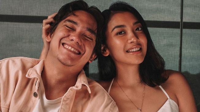 Adipati Dolken Cium Della Dartyan di Film Akhirat: A Love Story, Istri Cemburu?