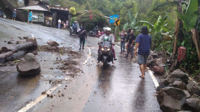  Bencana longsor terjadi di Jalan utama Denpasar-Buleleng, di Desa Munduk, Buleleng, Bali, pada Jumat (19/11/2021) pukul 16.00 WITA. 