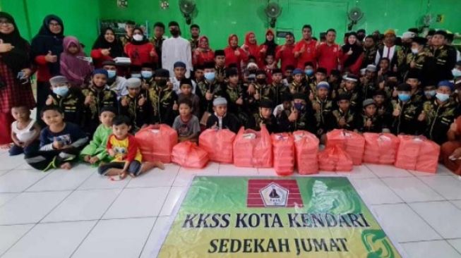 Kerukunan Keluarga Sulawesi Selatan Berbagi Nasi di Perkampungan Pemulung Kota Kendari