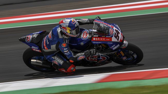 Pembalap tim Pata Yamaha With Brixx WorldSBK Toprak Razgatlioglu melaju saat sesi latihan bebas pertama (FP1) di Pertamina Mandalika International Street Circuit, Lombok Tengah, Nusa Tenggara Barat (NTB), Jumat (19/11/2021). [ANTARA FOTO/Sigid Kurniawan]