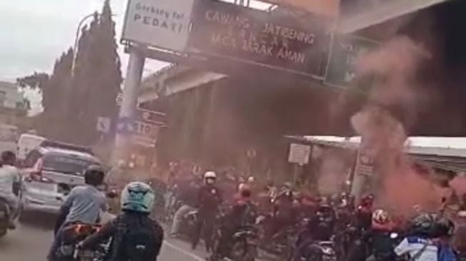 Tuntut Kenaikan Upah, Massa Buruh Sempat Coba Masuk Gerbang Tol Pedati Jaktim