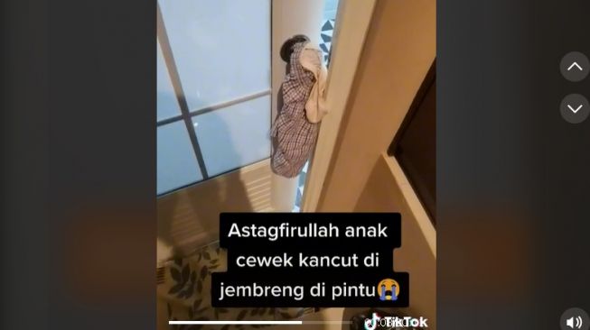 Ayah kaget lihat pintu kamar mandi (tiktok)