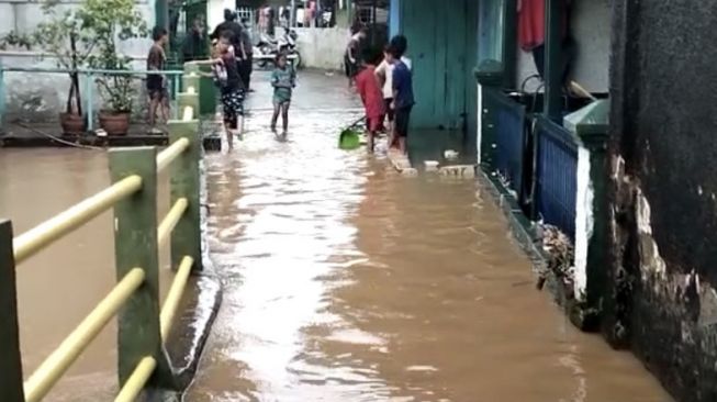 Pipa PDAM Sumbat Aliran Sungai di Cimetang Cianjur, Rumah Warga Terendam Banjir