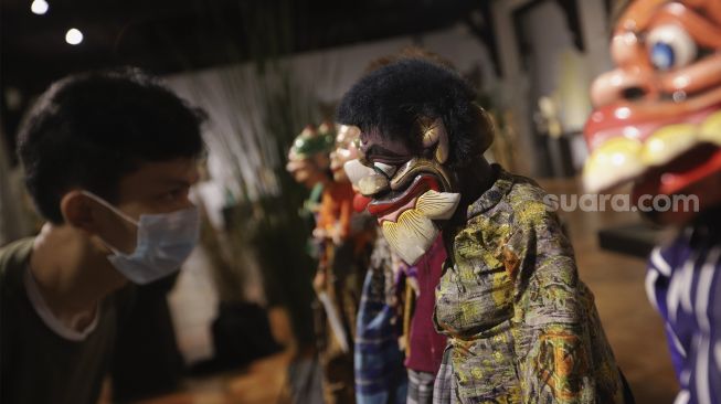 Pengunjung melihat koleksi wayang dalam pameran wayang bertema 'Wayang Rupa Kita' di Bentara Budaya, Palmerah, Jakarta, Sabtu (20/11/2021). [Suara.com/Angga Budhiyanto]