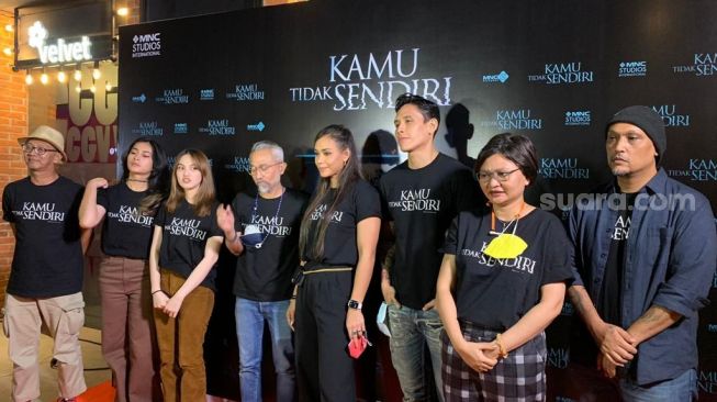 Para pemain, produser dan penulis skenario film Kamu Tidak Sendiri di acara Festival Jakarta Film Week 2021, Jumat (19/11/2021). [Yuliani/Suara.com]