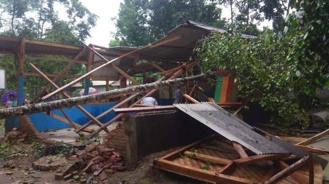 Bruk! Sekolah TK di Pandeglang Rusak Parah Akibat Tertimpa Pohon