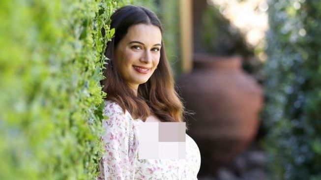 Resmi Jadi Ibu, 10 Pesona Evelyn Sharma yang Cantiknya Enggak Bikin Bosan