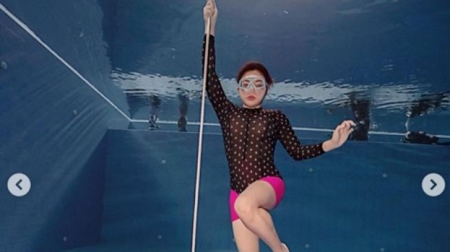 Vicky Shu latihan Freediving. [Instagram/vickyshu]