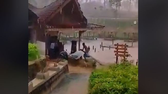 Kasihan! Viral Pasangan Calon Pengantin Gagal Foto Prewedding Gara-gara Lokasi Kebanjiran