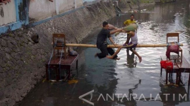 Menarik Nih, Adu Bantal Bakal Dipertandingkan Sebagai Olahraga