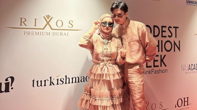 Dinda Hauw dan Rey Mbayang di Dubai dalam acara Dubai Modest Fashion Week. [Instagram]