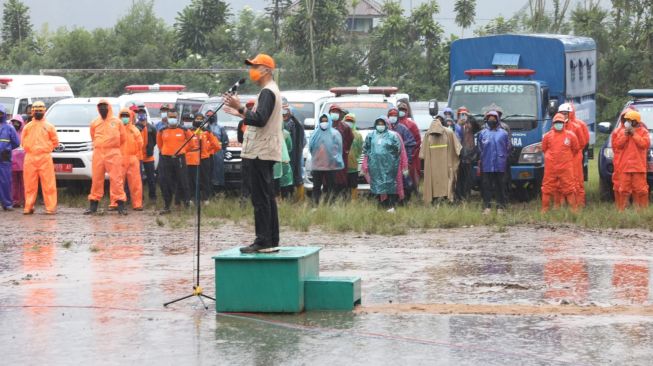Ganjar Pranowo Hujan-hujanan Sambil Pidato, Netizen: Kirain Ikut Menanam Padi Pak