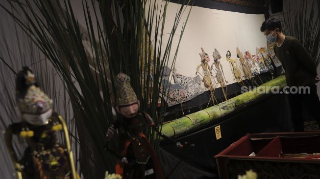 Pengunjung melihat koleksi wayang dalam pameran wayang bertema 'Wayang Rupa Kita' di Bentara Budaya, Palmerah, Jakarta, Sabtu (20/11/2021). [Suara.com/Angga Budhiyanto]