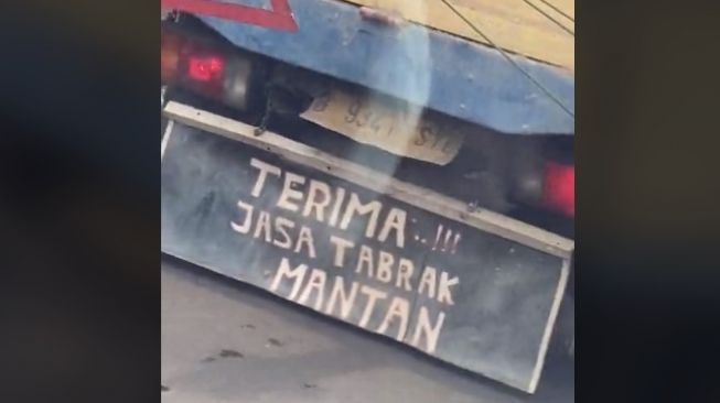 Truk jasa tabrak mantan (tiktok.com/@kintanne)