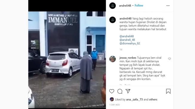 Geger! Aksi Wanita Salat di Depan Gereja, Warganet: Saya Muslim, Malah Malu Lihatnya