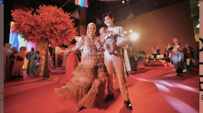 Dinda Hauw dan Rey Mbayang di Dubai dalam acara Dubai Modest Fashion Week. [Instagram]