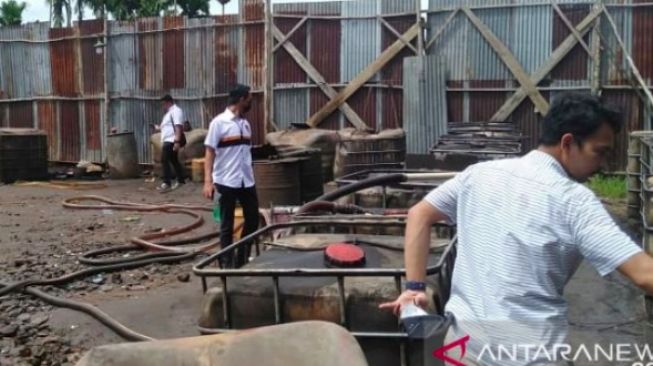 Gudang Minyak Ilegal Berkedok Bengkel Digerebek Polisi, Beroperasi di Pusat Kota Jambi