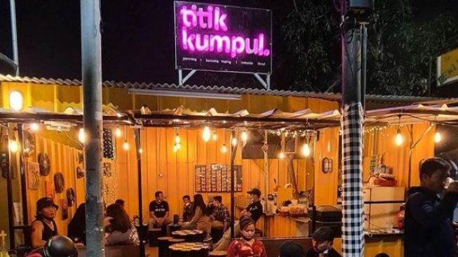 Tempat Asik Nongkrong di Alun-alun Kota Bekasi, Warung Titik Kumpul