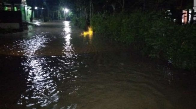 Hujan Tiga Jam, Warga Ngawi Panik Banjir Tiba-tiba Masuk ke Rumah