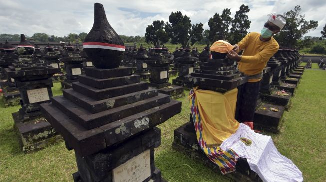 Umat Hindu memasang destar atau ikat kepala di tugu pahlawan saat peringatan ke-75 Hari Puputan Margarana di Taman Pujaan Bangsa Margarana, Tabanan, Bali, Sabtu (20/11/2021). [ANTARA FOTO/Nyoman Hendra Wibowo]