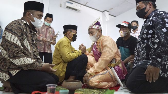 Salah seorang tahanan berinisial AL (ketiga kanan) melakukan prosesi ijab kabul di Lembaga Pemasyarakatan (Lapas) Klas IIA, Kota Gorontalo, Gorontalo, Sabtu (20/11/2021). [ANTARA FOTO/Adiwinata Solihin]