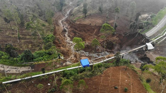 Foto udara di sekitar lokasi tanah longsor yang memutus jalan utama di Kawasan Wisata Darajat Pass, Kabupaten Garut, Jawa Barat, Sabtu (20/11/2021). [ANTARA FOTO/Raisan Al Farisi]