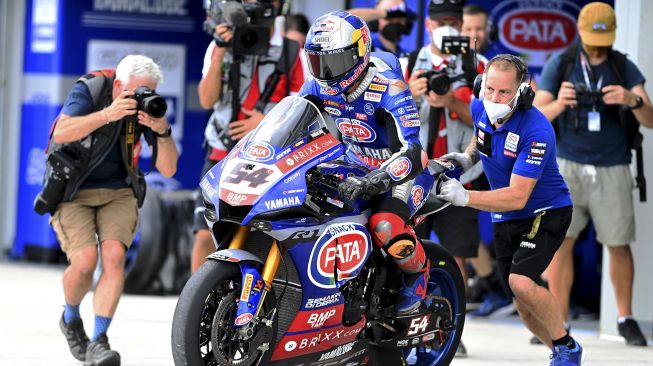 Pembalap Pata Yamaha With Brixx WorldSBK Toprak Razgatlioglu meninggalkan paddock saat sesi SBK Tissot Superpole WSBK Indonesia 2021 di Pertamina Mandalika International Street Circuit, Lombok Tengah, Nusa Tenggara Barat, Sabtu (20/11/2021). [ANTARA FOTO/Andika Wahyu]