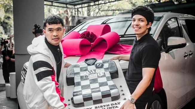 Atta Halilintar yang tengah berulang tahun ke-27, mendapat hadiah mobil Toyota Vellfire dari Putra Siregar. [Instagram]