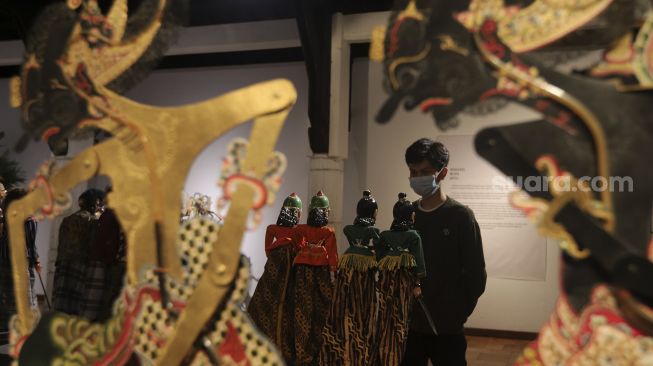 Pengunjung melihat koleksi wayang dalam pameran wayang bertema 'Wayang Rupa Kita' di Bentara Budaya, Palmerah, Jakarta, Sabtu (20/11/2021). [Suara.com/Angga Budhiyanto]