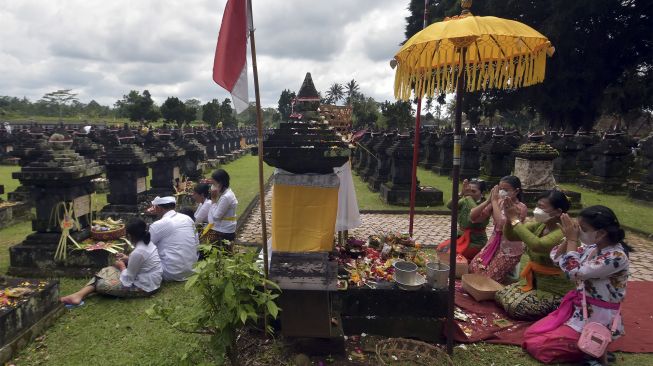 
Umat Hindu melaksanakan persembahyangan di tugu pahlawan I Gusti Ngurah Rai saat peringatan ke-75 Hari Puputan Margarana di Taman Pujaan Bangsa Margarana, Tabanan, Bali, Sabtu (20/11/2021). [ANTARA FOTO/Nyoman Hendra Wibowo]