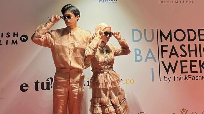 Dinda Hauw dan Rey Mbayang di Dubai dalam acara Dubai Modest Fashion Week. [Instagram]