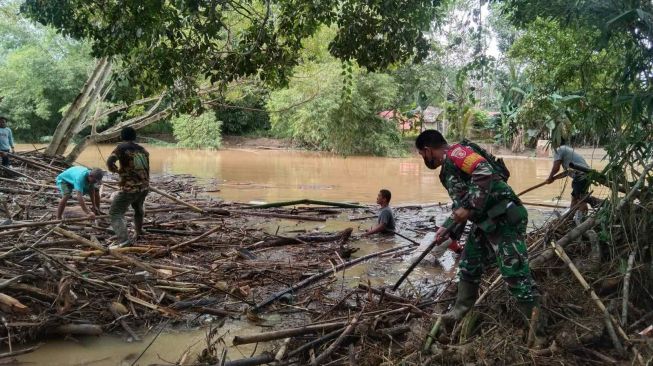 Pasca Banjir, Warga Bersama Babinsa Aluan Besar Bersihkan Sampah di Sungai