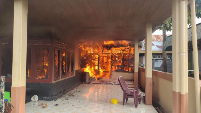 Kondisi saat api melahap satu unit rumah di Padang. [Suara.com/ Dok. Istimewa]