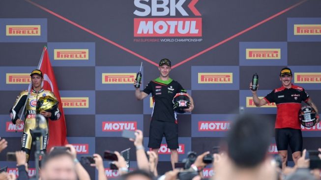 Pebalap Yamaha, Toprak Razgatlioglu (kiri) mengunci gelar juara dunia World Superbike (WSBK) 2021 di Sirkuit Mandalika, Lombok Tengah, NTB, Minggu (21/11/2021). [BAY ISMOYO / AFP]