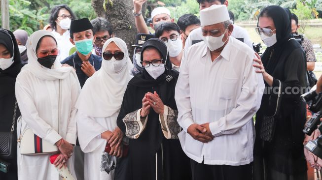 Haru keluarga saat prosesi pemakaman mantan Atlet Bulutangkis Hj. Verawaty Fajrin di TPU Tanah Kusir, Jakarta Selatan, Minggu (21/11/2021). [Suara.com/Alfian Winanto]