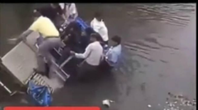 CEK FAKTA: Perahu yang Ditumpangi Anies Baswedan Terguling di Sungai, Benarkah?