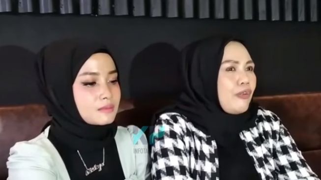 Elly Sugigi dan anak angkatnya, Ocha (YouTube.com)