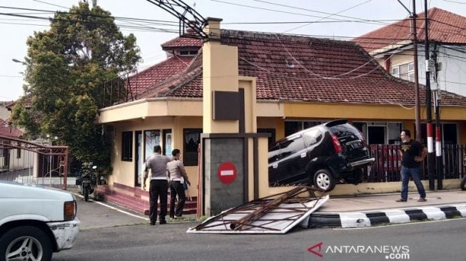 Nyungsep di Kantor Polisi, Sopir Avanza Ngaku Panik Mobil Jalan Sendiri usai Pompa Ban