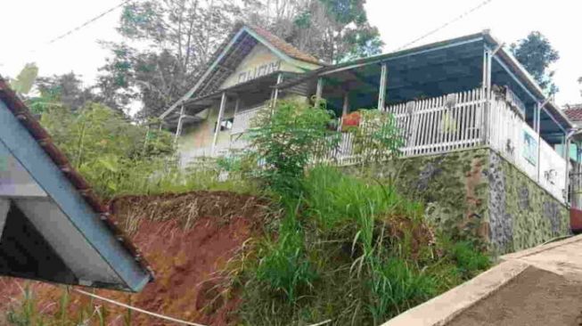 Ada Pemandangan Menyeramkan di Samping Sekolah, Kepsek Minta Pemerintah Lakukan Ini