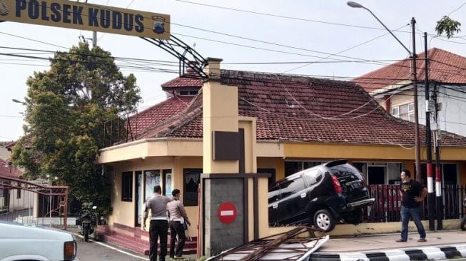 Waduh! Salah Injak Gas, Pengemudi Avanza Nyelonong Seruduk Kantor Polsek