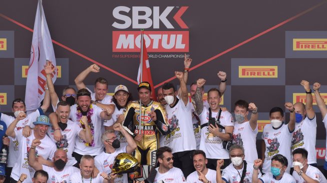 Pembalap tim Pata Yamaha With Brixx WorldSBK Toprak Razgatlioglu berfoto bersama ofisal tim seusai balapan pertama (race 1) WSBK seri Indonesia 2021di Pertamina Mandalika International Street Circuit, Lombok Tengah, Nusa Tenggara Barat (NTB), Minggu (21/11/2021).  ANTARA FOTO/Andika Wahyu