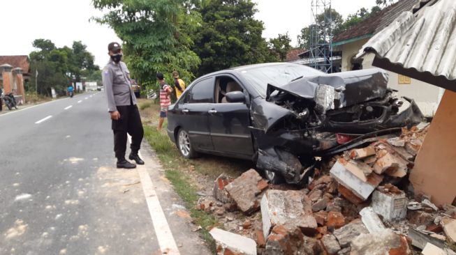 Mobil Dinas Pengadilan Negeri Trenggalek Hantam Tugu Pembatas Desa di Blitar