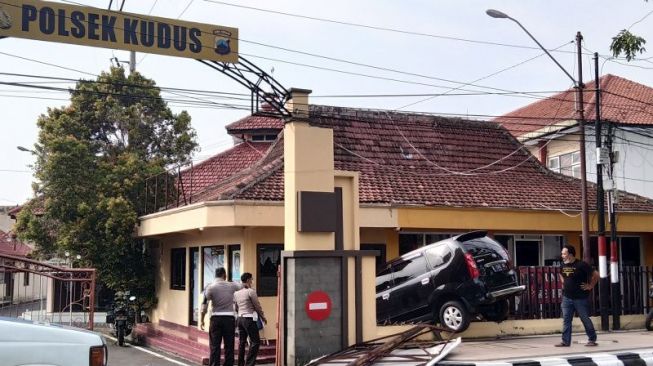 Brakk! Mobil Tabrak Kantor Polsek Kota Kudus, Ini Kondisinya