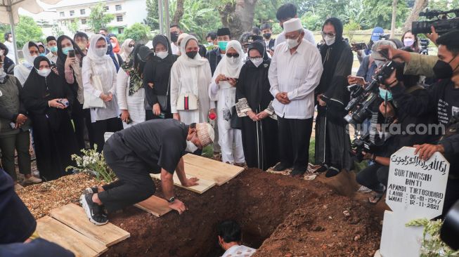 Prosesi pemakaman mantan Atlet Bulutangkis Hj. Verawaty Fajrin di TPU Tanah Kusir, Jakarta Selatan, Minggu (21/11/2021). [Suara.com/Alfian Winanto]