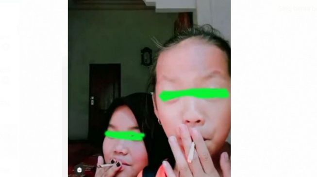 Viral Dua Bocah Perempuan Terciduk Merokok, Warganet Auto Murka