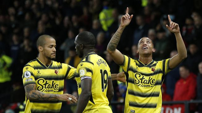 Striker Watford Brasil Joao Pedro (kanan) merayakan dengan rekan satu timnya setelah ia mencetak gol ketiga timnya selama pertandingan sepak bola Liga Premier Inggris antara Watford melawan Manchester United di Stadion Vicarage Road di Watford, Inggris tenggara, pada 20 November 2021.
Ian KINGTON / AFP