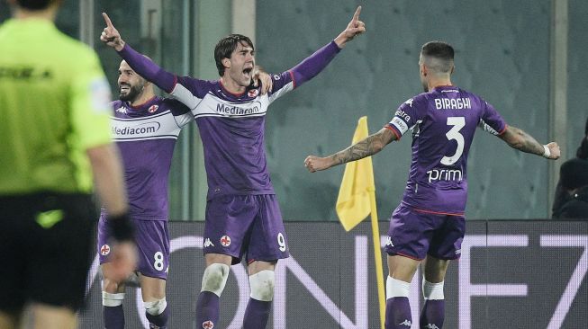 Pemain depan Fiorentina Dusan Vlahovic merayakan golnya usai mencetak gol keempat timnya selama pertandingan sepak bola Serie A Italia antara Fiorentina melawan  AC Milan di Stadion Artemio Franchi di Florence, Italia, Minggu (21/11) dini hari WIB. Filippo MONTEFORTE / AFP