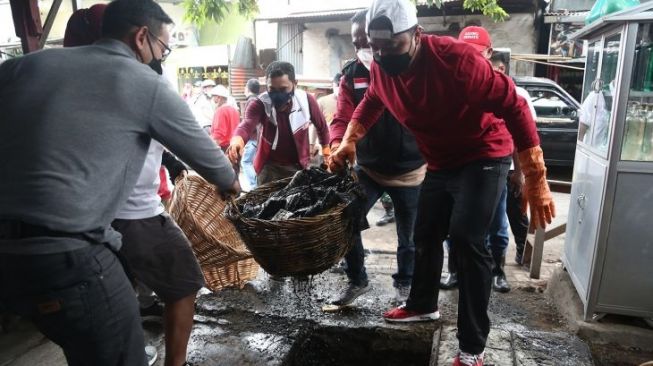 Wali Kota Surabaya Minta Warga Inisiatif Bersihkan Saluran Drainase