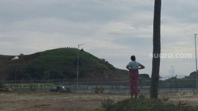 Ibu Asma, Ibu hamil yang tertangkap kamera sedang khusyuk menonton balapan di bawah pohon kelapa [Suara.com/Lalu Muhamad Helmi Akbar]