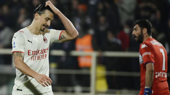 Pemain depan AC Milan asal Swedia Zlatan Ibrahimovic terdiam pada akhir pertandingan melawan Fiorentina dalam sepak bola Serie A Italia di Stadion Artemio Franchi di Florence, Italia, Minggu (21/11) dini hari WIB.  Filippo MONTEFORTE / AFP